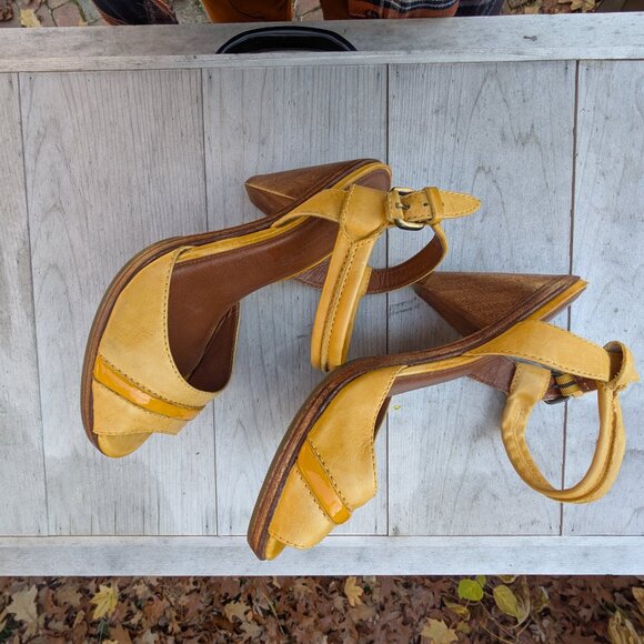 French Connection Women’s Peep Toe Yellow Leather Wood Heels Size 41 EUC Retro - Picture 3 of 14